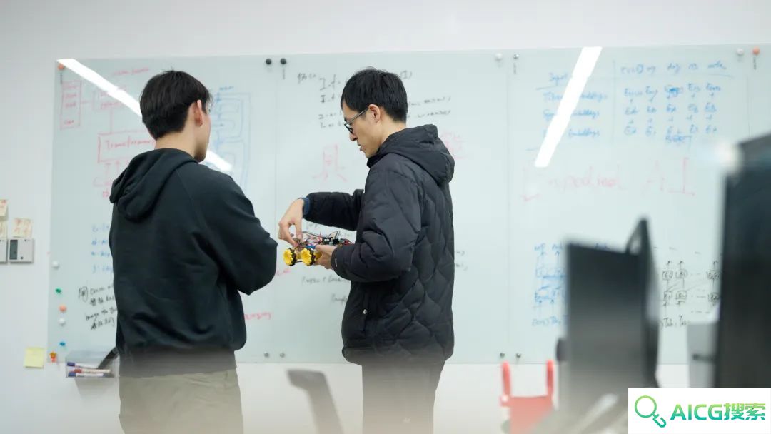 2024年秋季学期最后一节AI课，80多位复旦同学人手一个机器人 