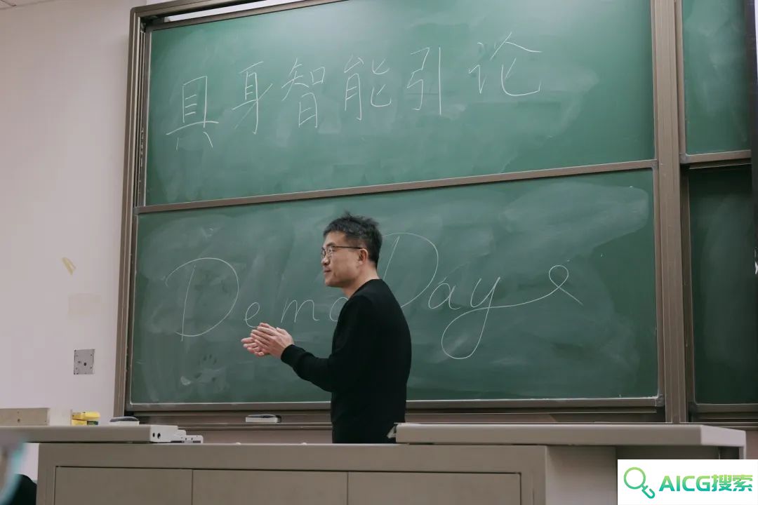 2024年秋季学期最后一节AI课，80多位复旦同学人手一个机器人 