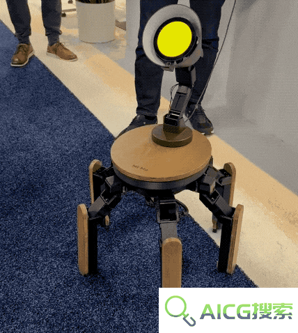 六脚 AI 机器人 Mi-Mo 亮相 CES 2025，头部是个台灯
